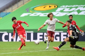 易游体育官网入口-阿森纳训练开放日；冲刺阶段回应争议引欢呼；社区盾在即；心理建设被强调